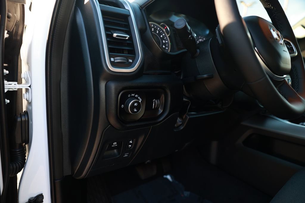 New 2026 RAM 1500 4x4 Crew Cab image 17