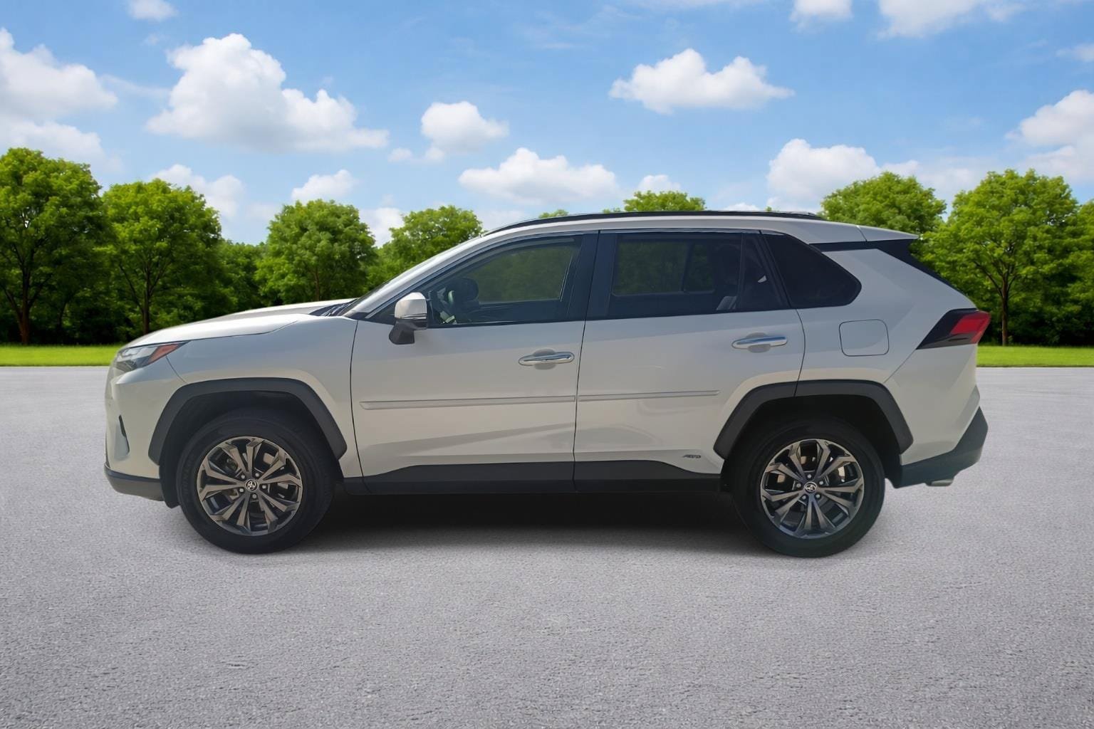 Used 2022 Toyota RAV4 Limited AWD/4WD image 4
