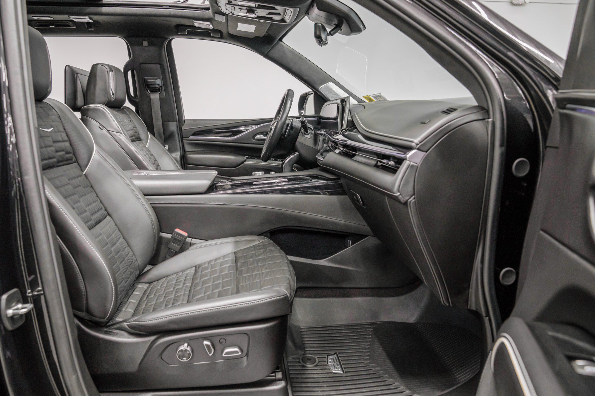 Used 2024 Cadillac Escalade ESV V w/ LPO, Floor Liner Package AWD/4WD image 36