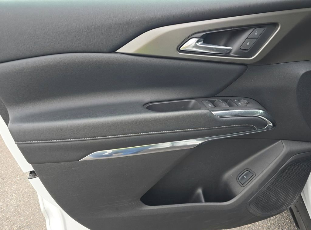 Used 2025 Chevrolet Traverse LT image 11