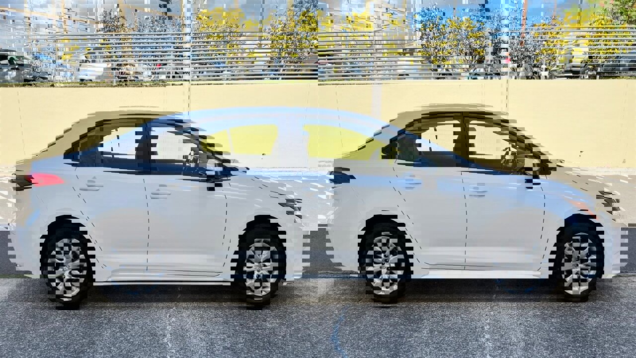 Used 2022 Toyota Corolla LE image 6