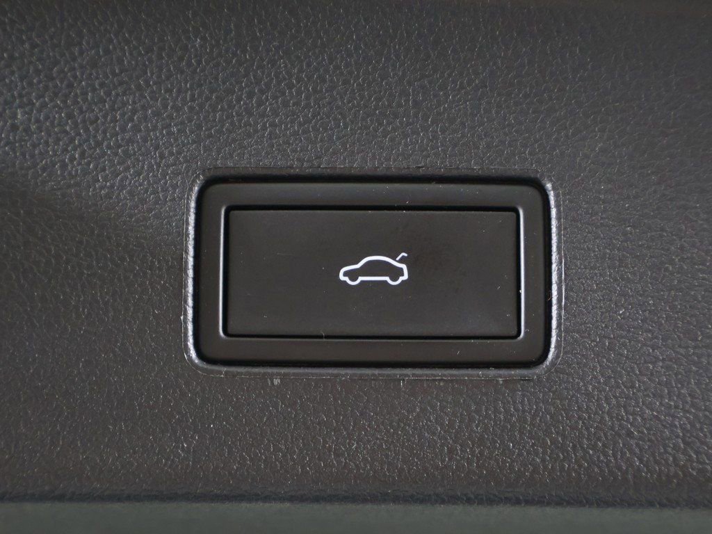 Used 2022 Volkswagen Atlas Cross Sport SE image 19