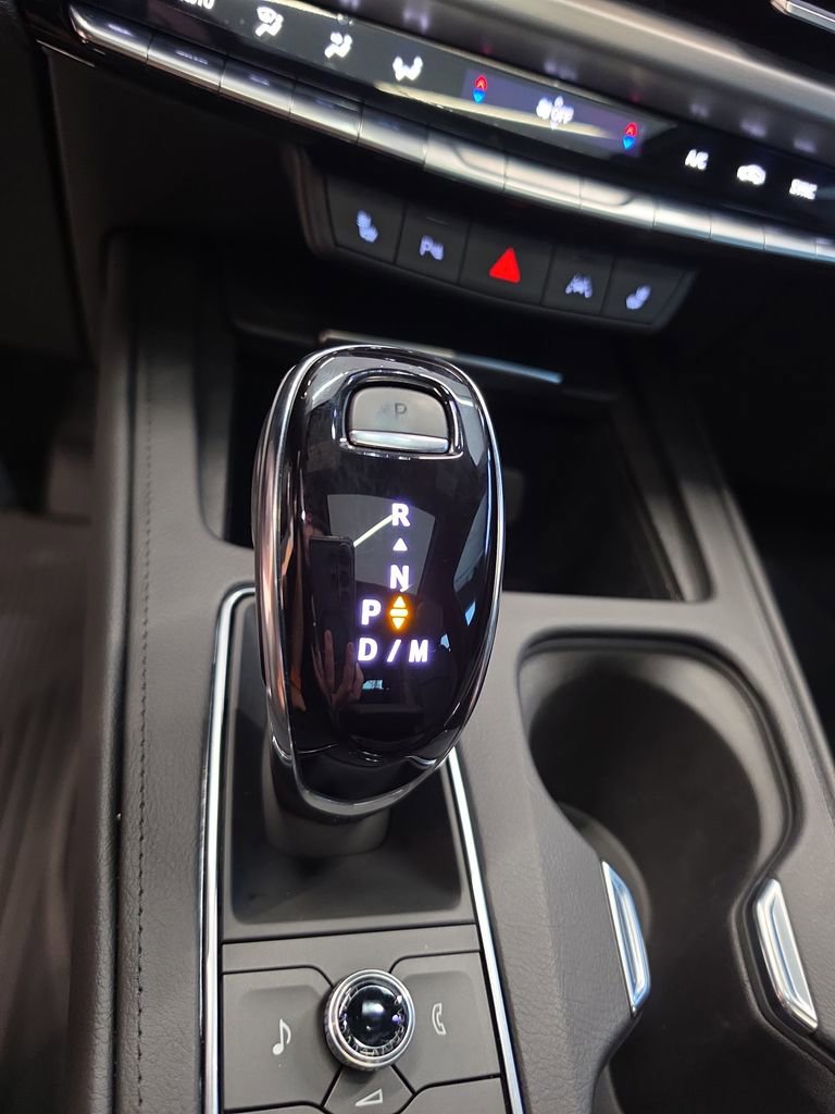 Used 2024 Cadillac XT4 Luxury w/ Cold Weather Package FWD image 32