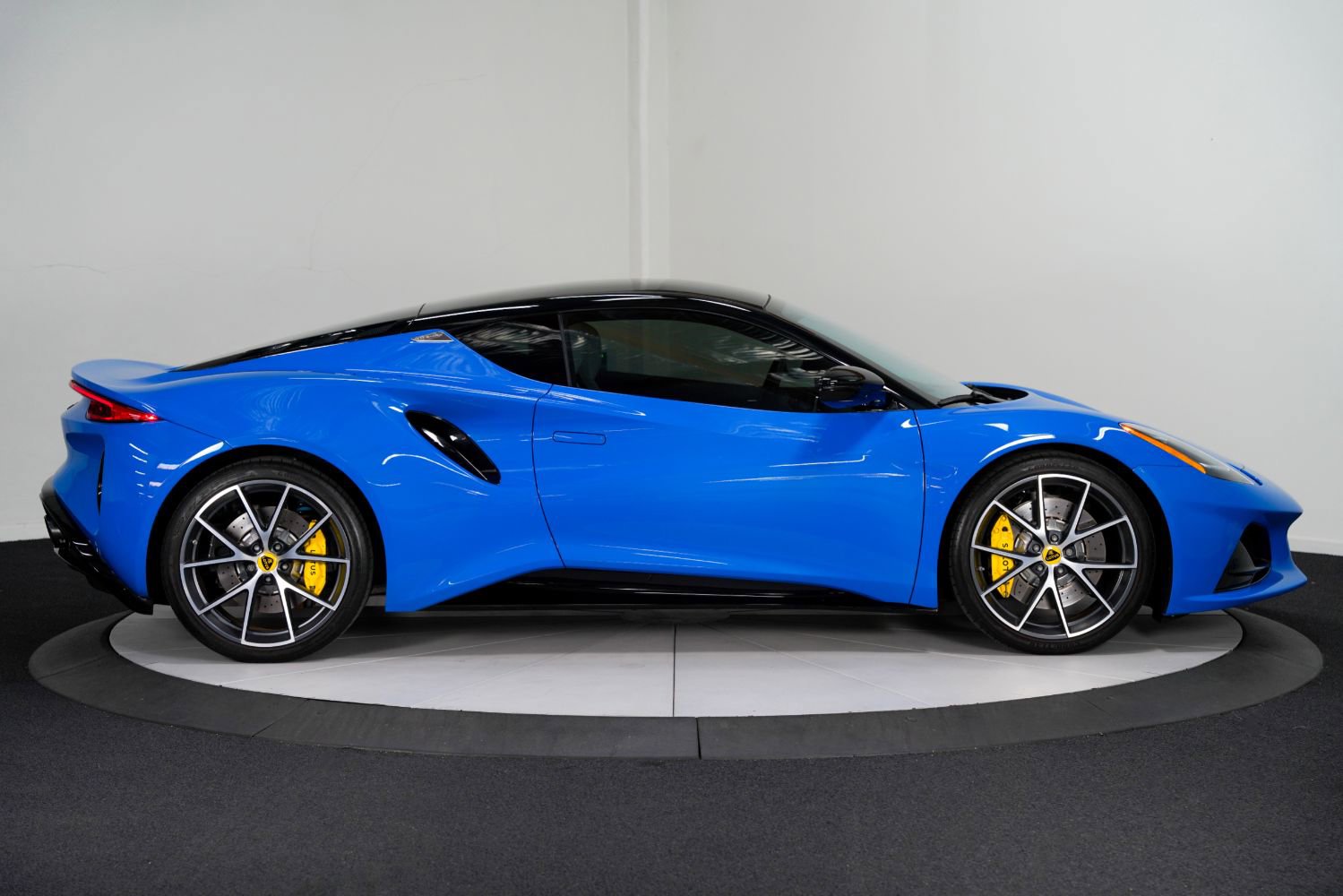 Used 2024 Lotus Emira First Edition image 9