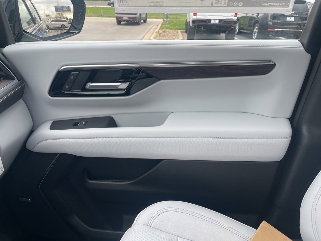 New 2025 Chevrolet Suburban Premier image 37