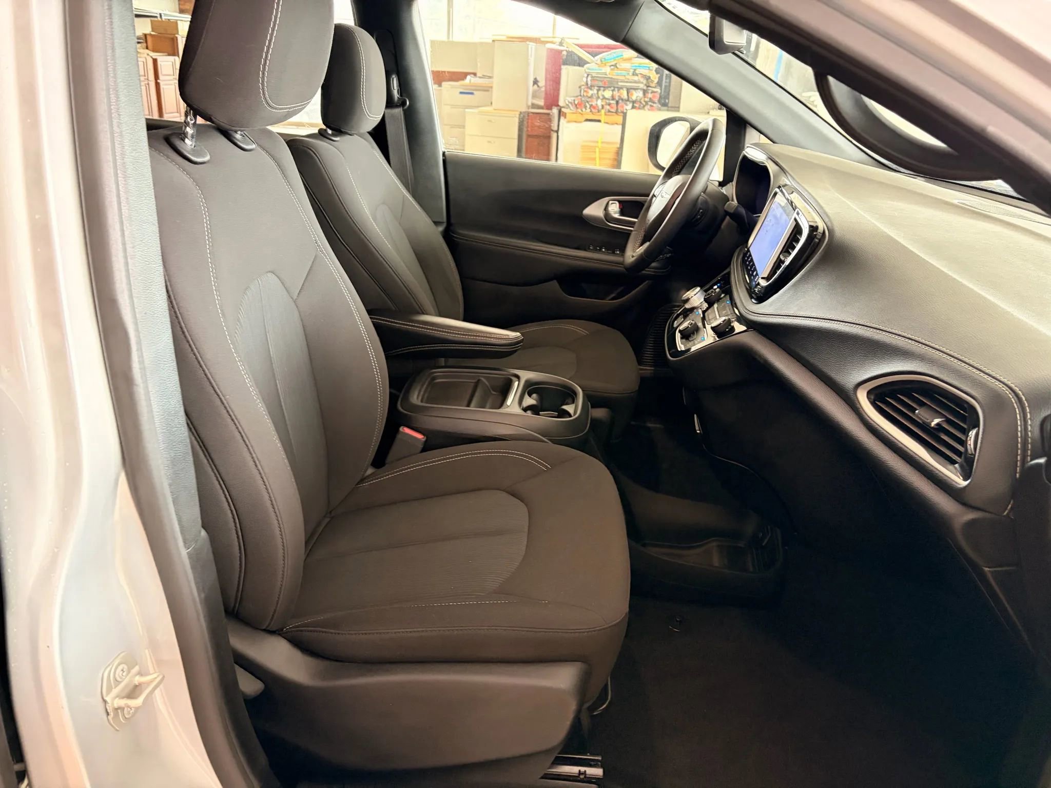 Used 2023 Chrysler Pacifica Touring image 16