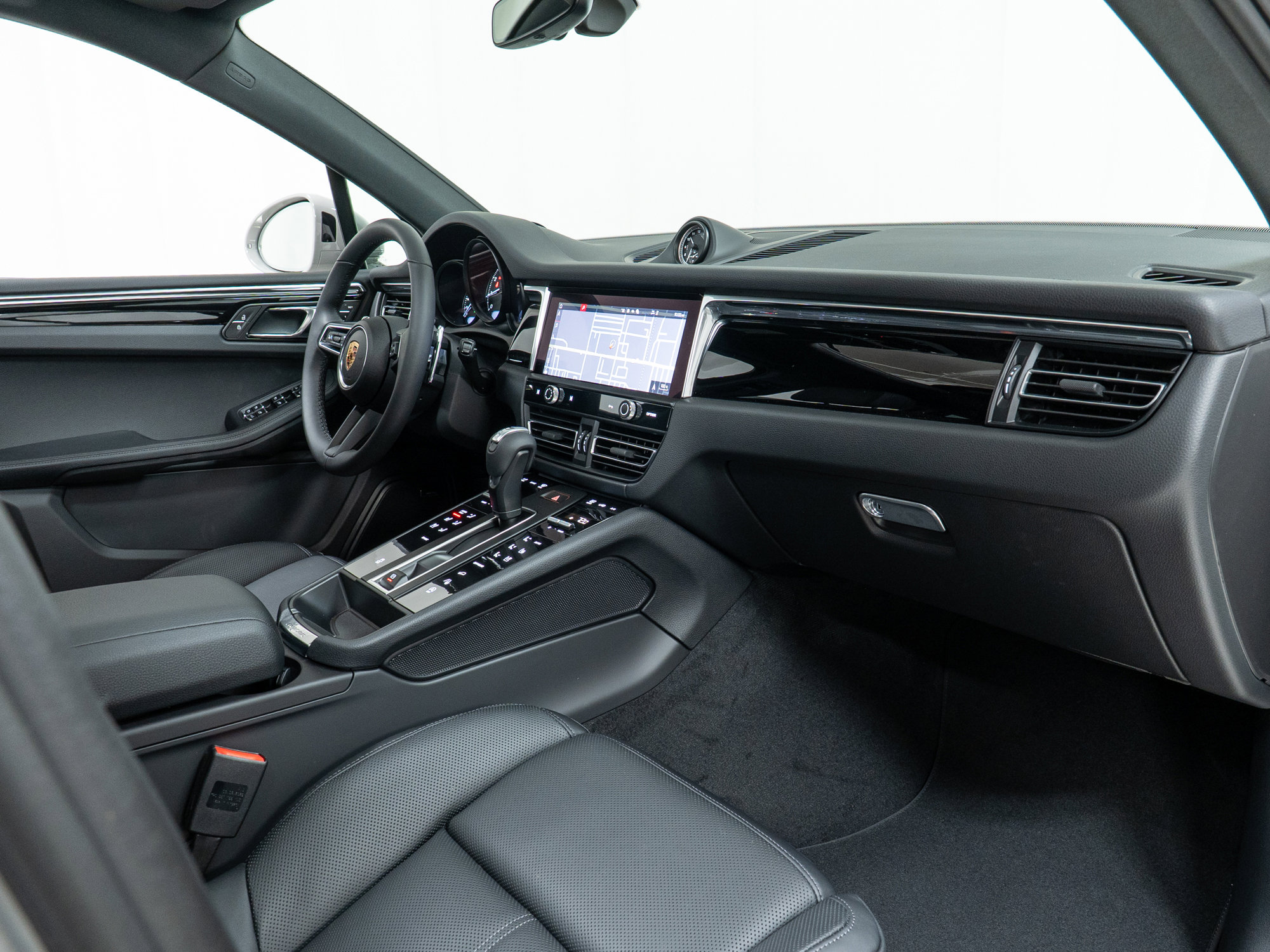 Used 2025 Porsche Macan image 25