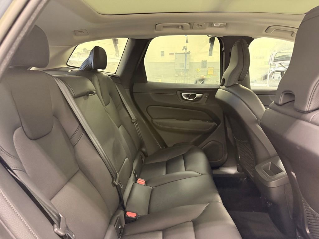 Used 2023 Volvo XC60 B5 Plus image 26