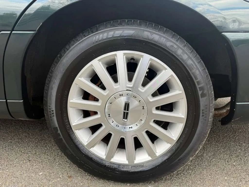 Used 2003 Lincoln Town Car Executive RWD image 22