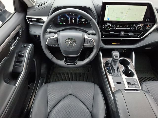 Used 2025 Toyota Highlander Platinum image 11