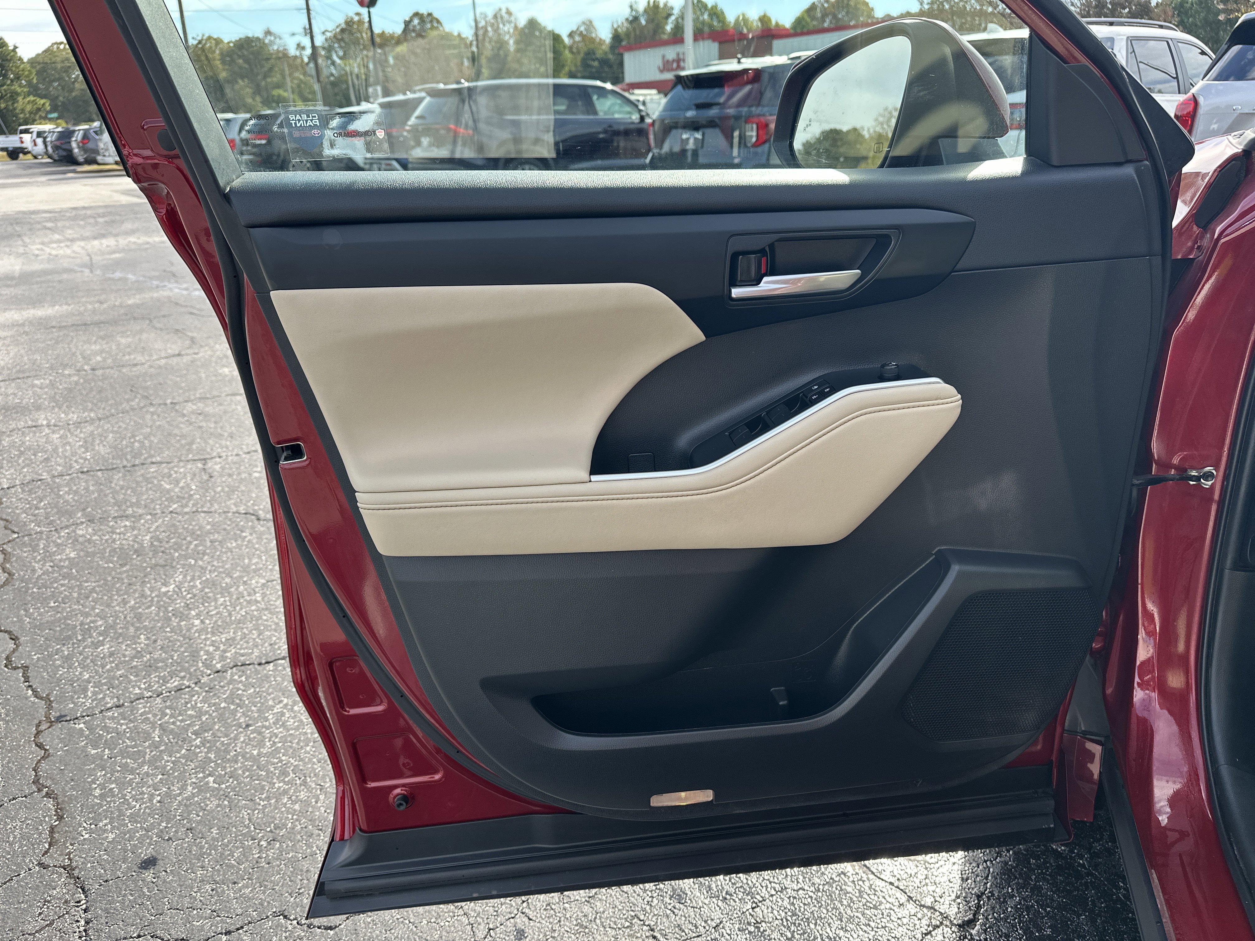 Used 2023 Toyota Highlander XLE image 11