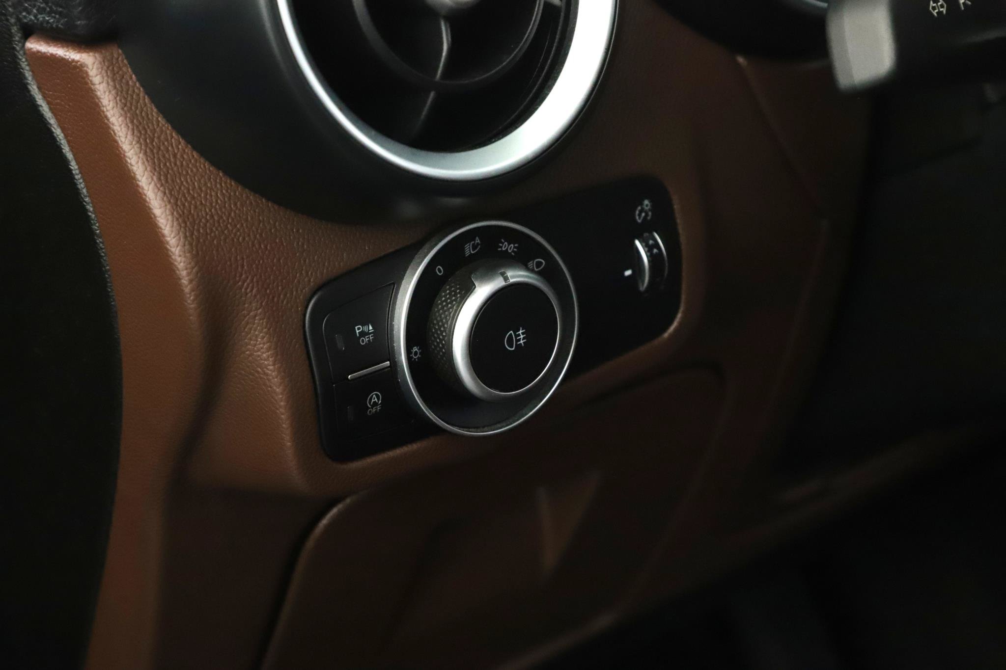 Used 2018 Alfa Romeo Stelvio AWD image 7
