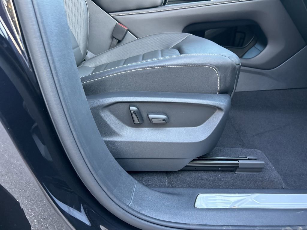 Used 2025 Volkswagen Atlas Cross Sport SEL image 39