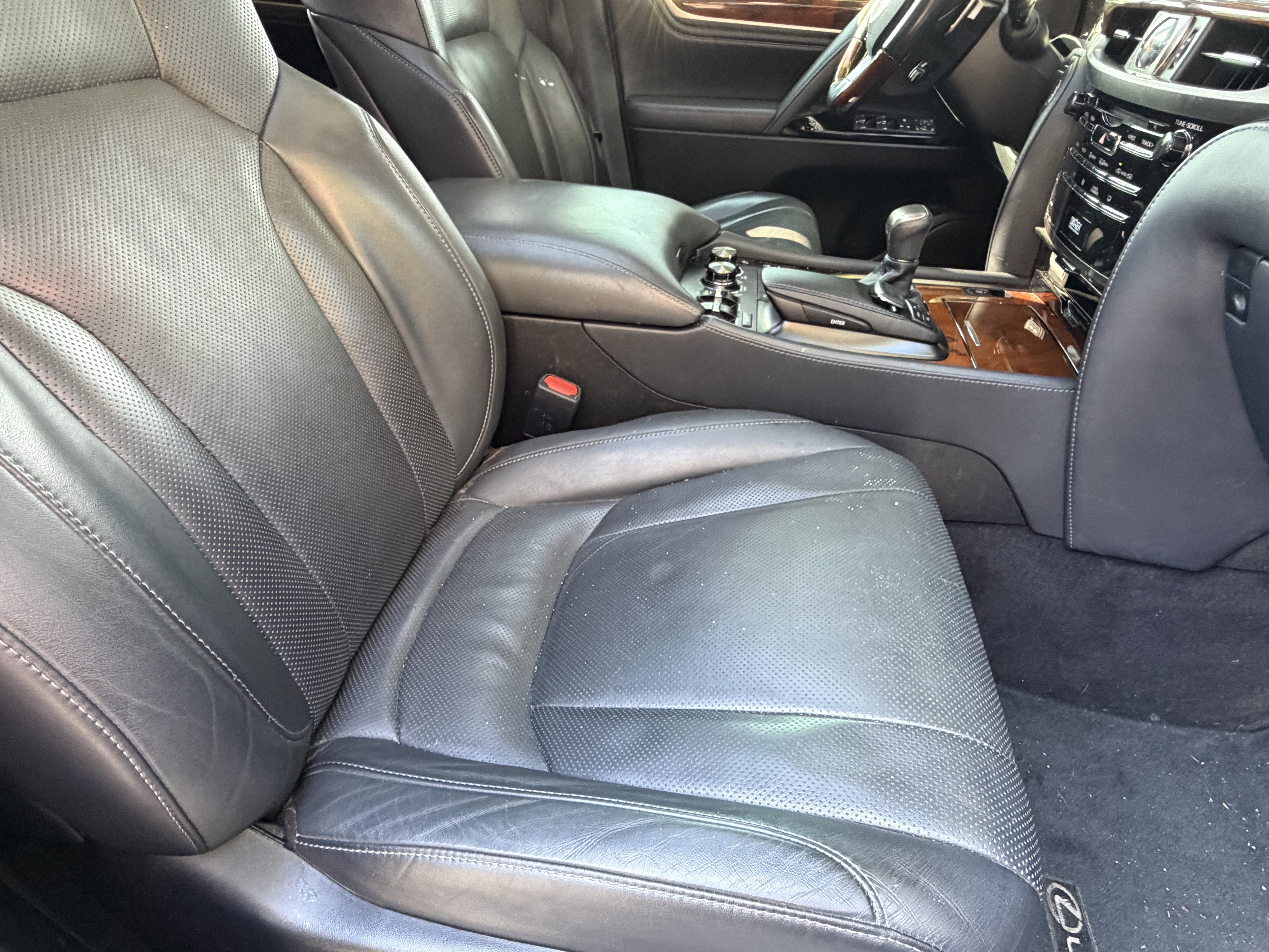 Used 2020 Lexus LX 570 4WD w/ Luxury Package image 45