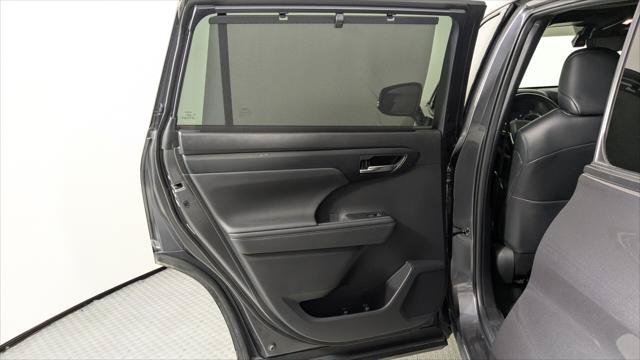 Used 2024 Toyota Highlander XSE FWD image 14