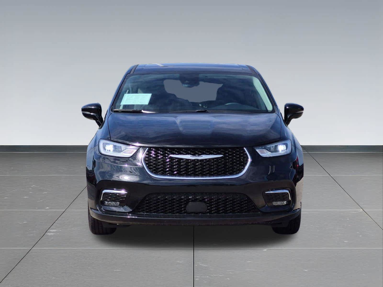 Used 2024 Chrysler Pacifica Touring-L FWD image 9