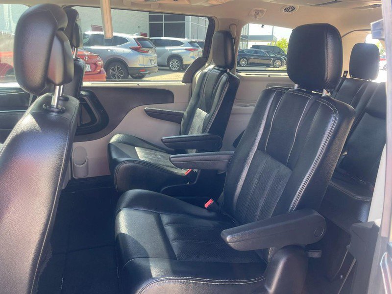 Used 2016 Chrysler Town & Country Touring-L image 19