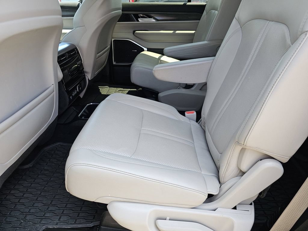 Used 2024 Jeep Wagoneer Series III AWD/4WD image 21