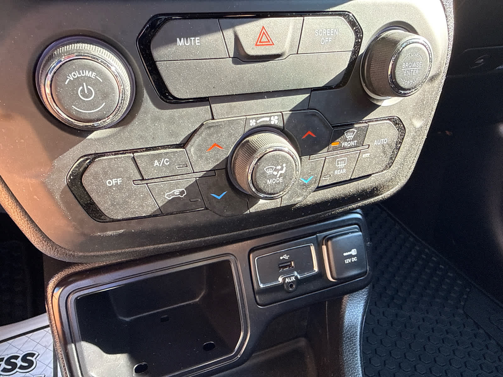 Used 2018 Jeep Renegade Latitude w/ Cold Weather Group FWD image 18