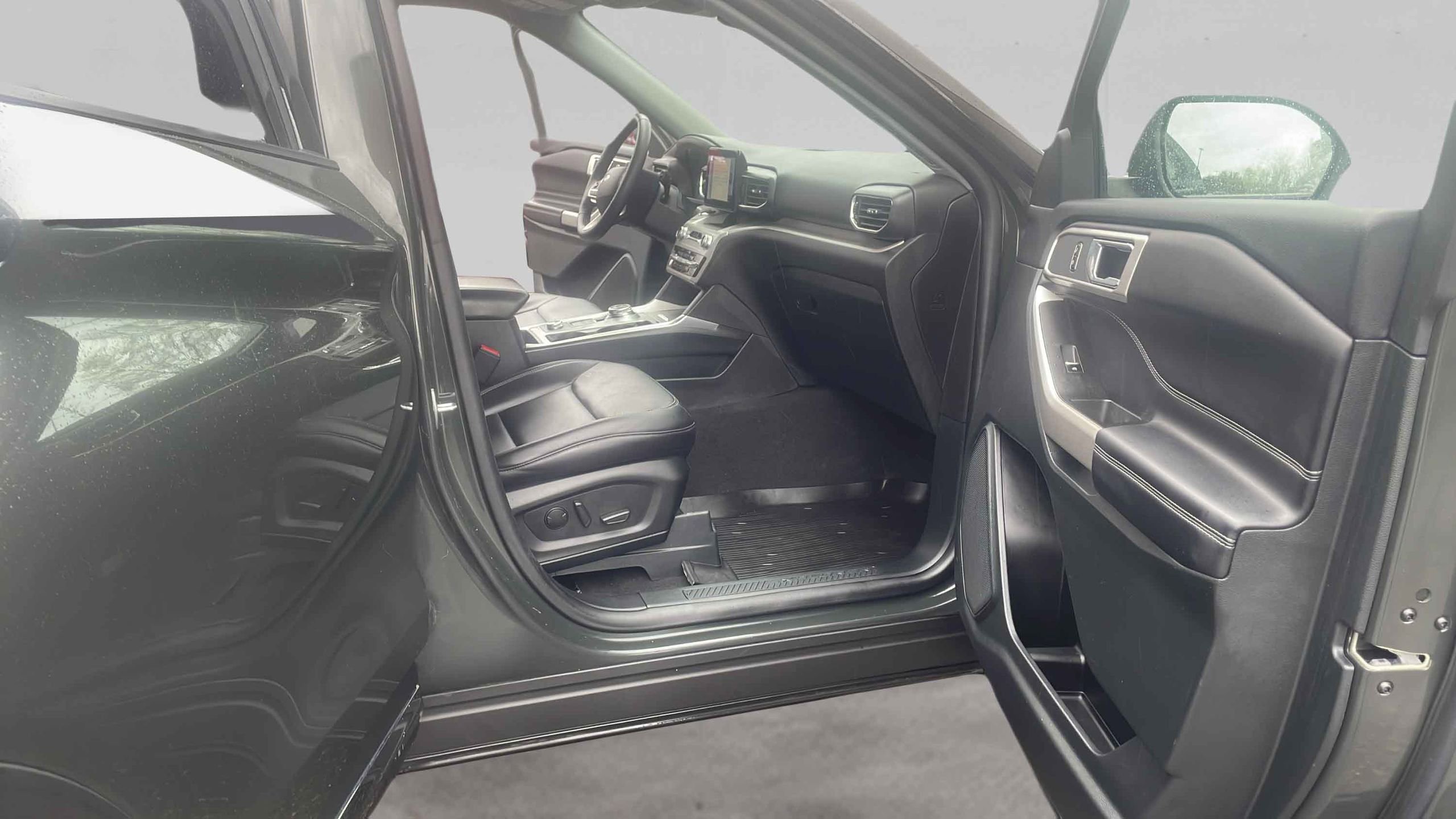 Used 2024 Ford Explorer XLT w/ Equipment Group 202A AWD/4WD image 15