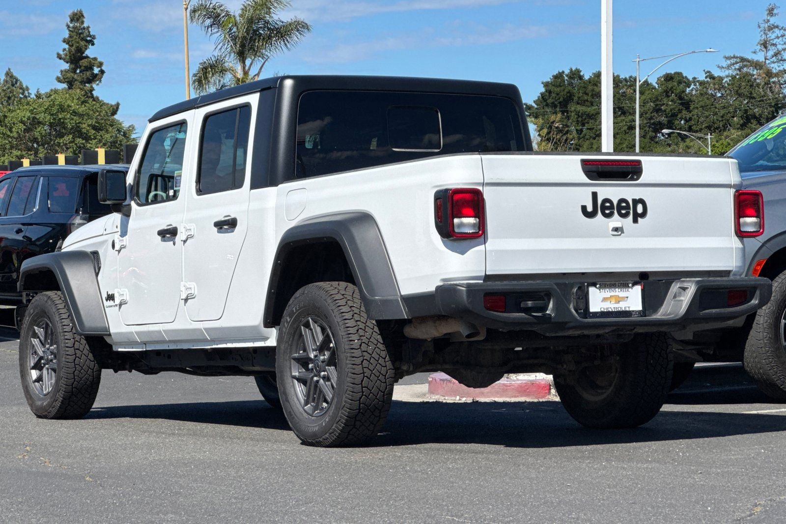 Used 2025 Jeep Gladiator Sport image 7