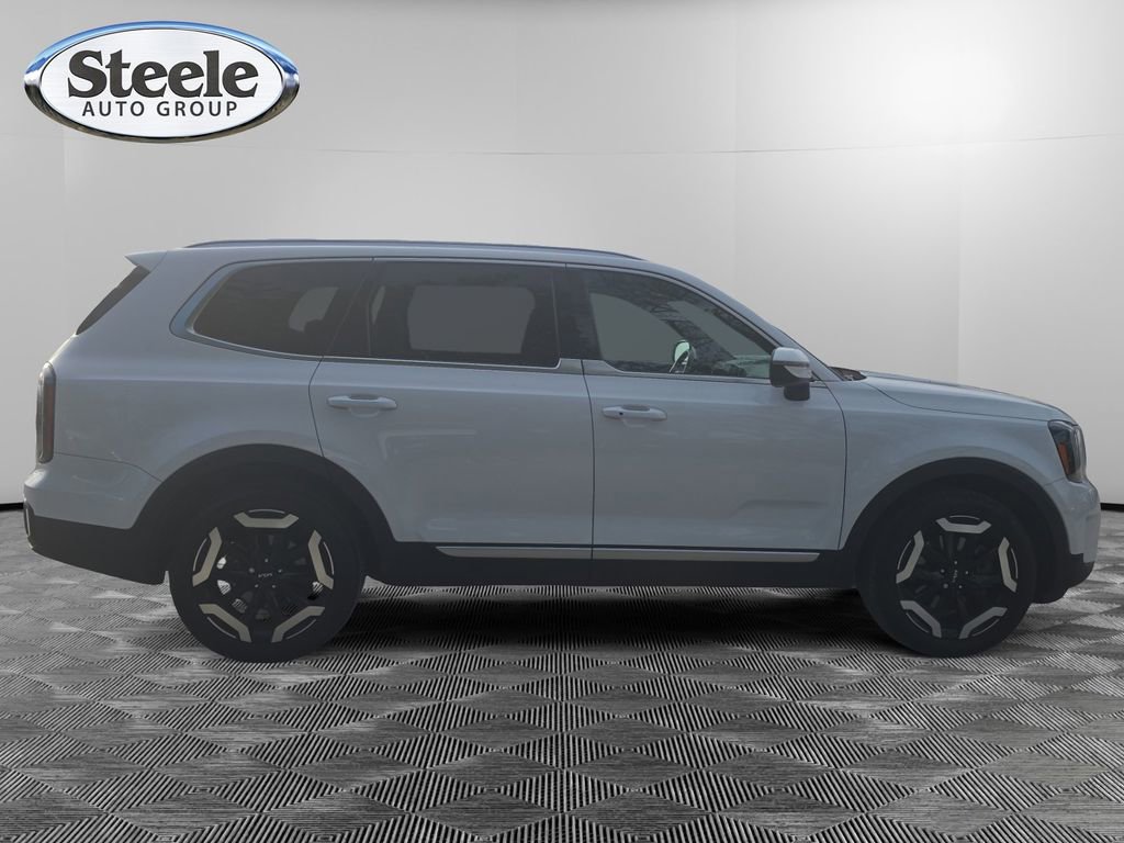 Used 2023 Kia Telluride EX w/ EX Captain's Chair Package image 6