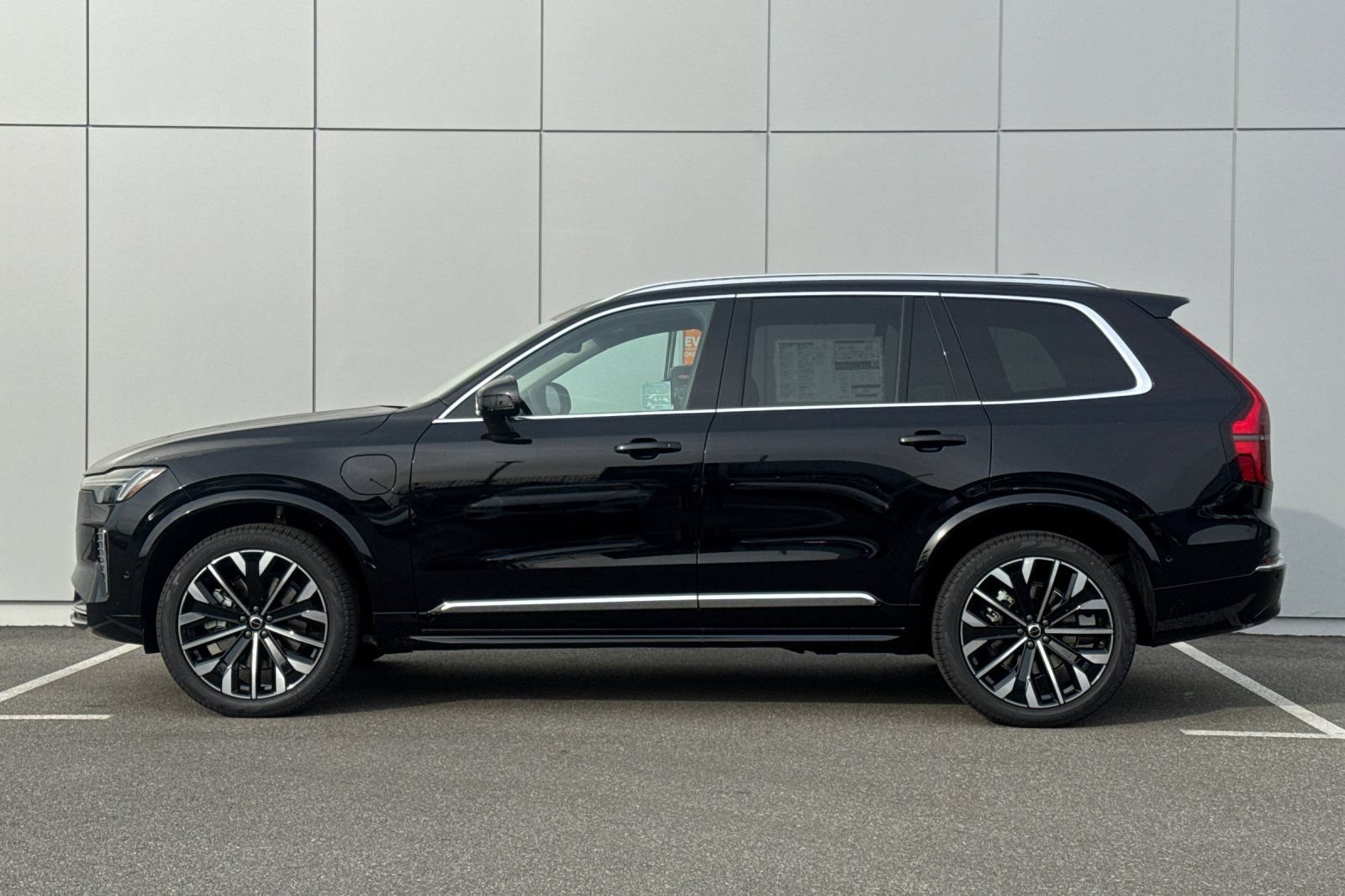 New 2026 Volvo XC90 T8 Ultra w/ Protection Package AWD/4WD image 2