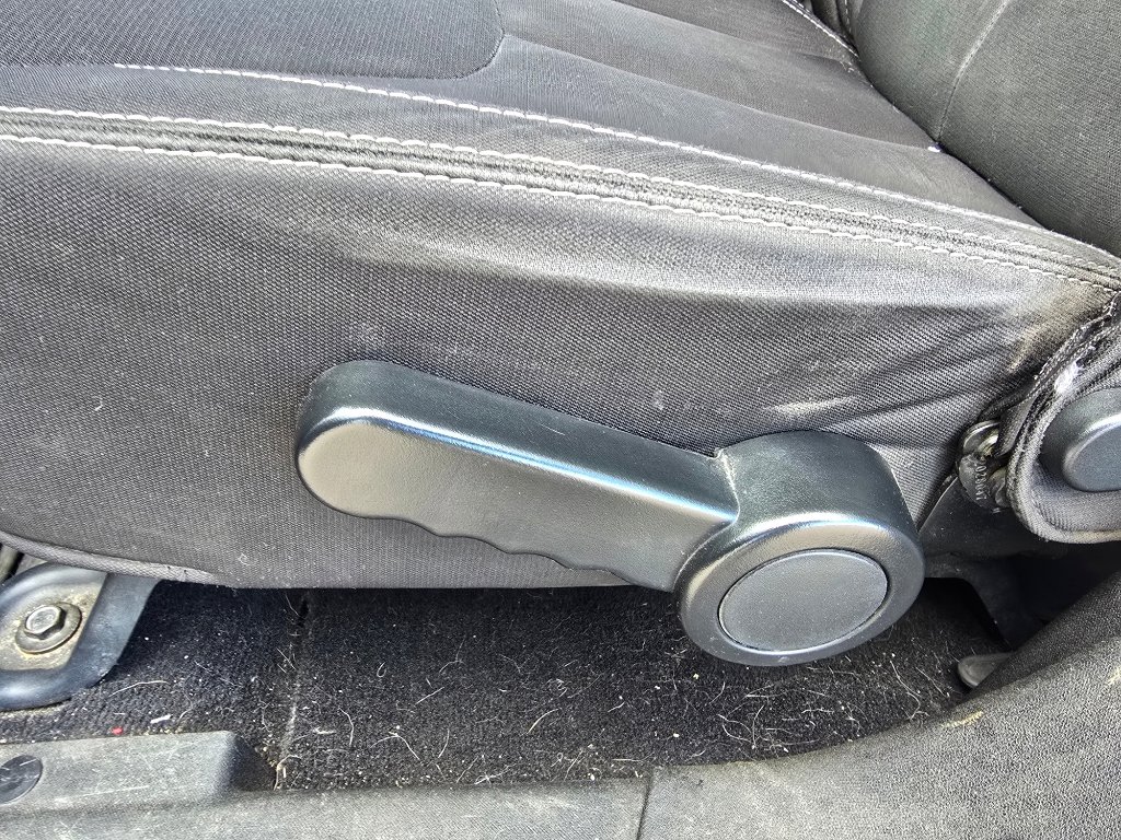 Used 2015 Jeep Wrangler Unlimited Rubicon w/ Connectivity Group image 16