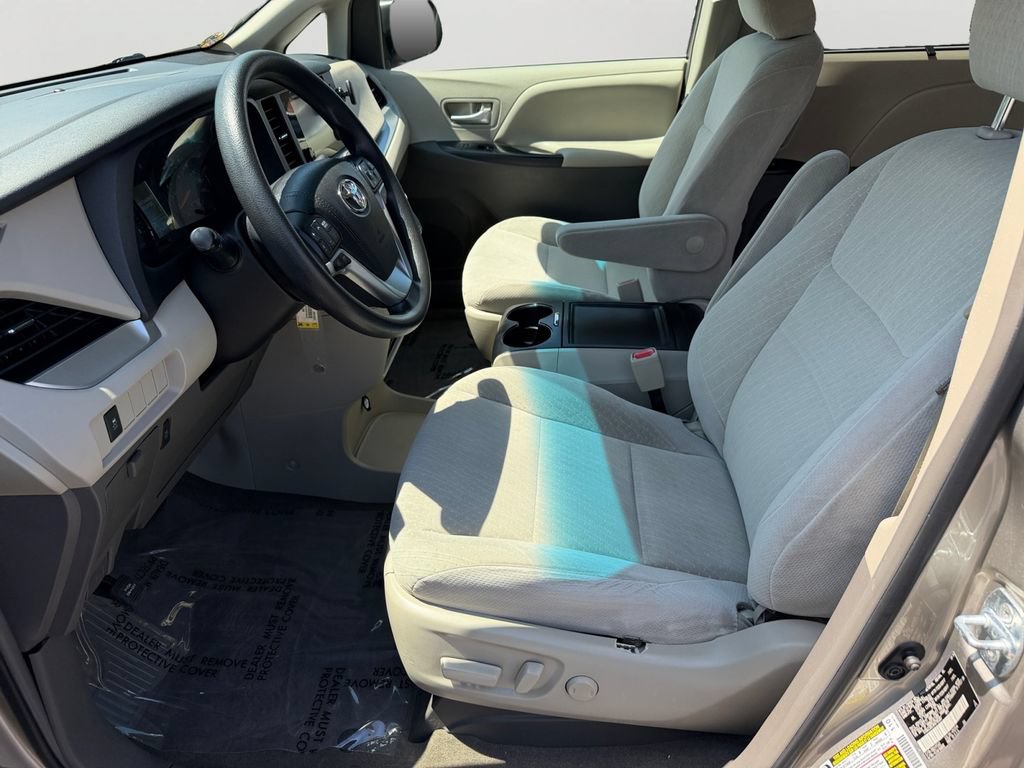 Used 2017 Toyota Sienna LE FWD image 23