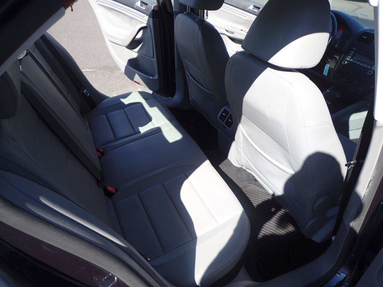 Used 2009 Volkswagen Jetta TDI FWD image 11