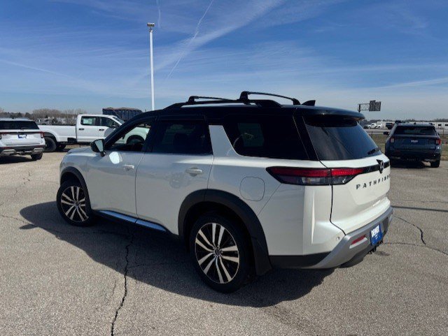 Used 2024 Nissan Pathfinder Platinum image 7