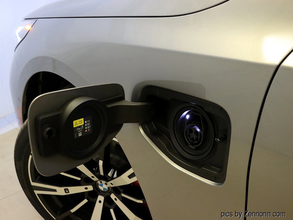 Used 2026 BMW 550e xDrive image 26