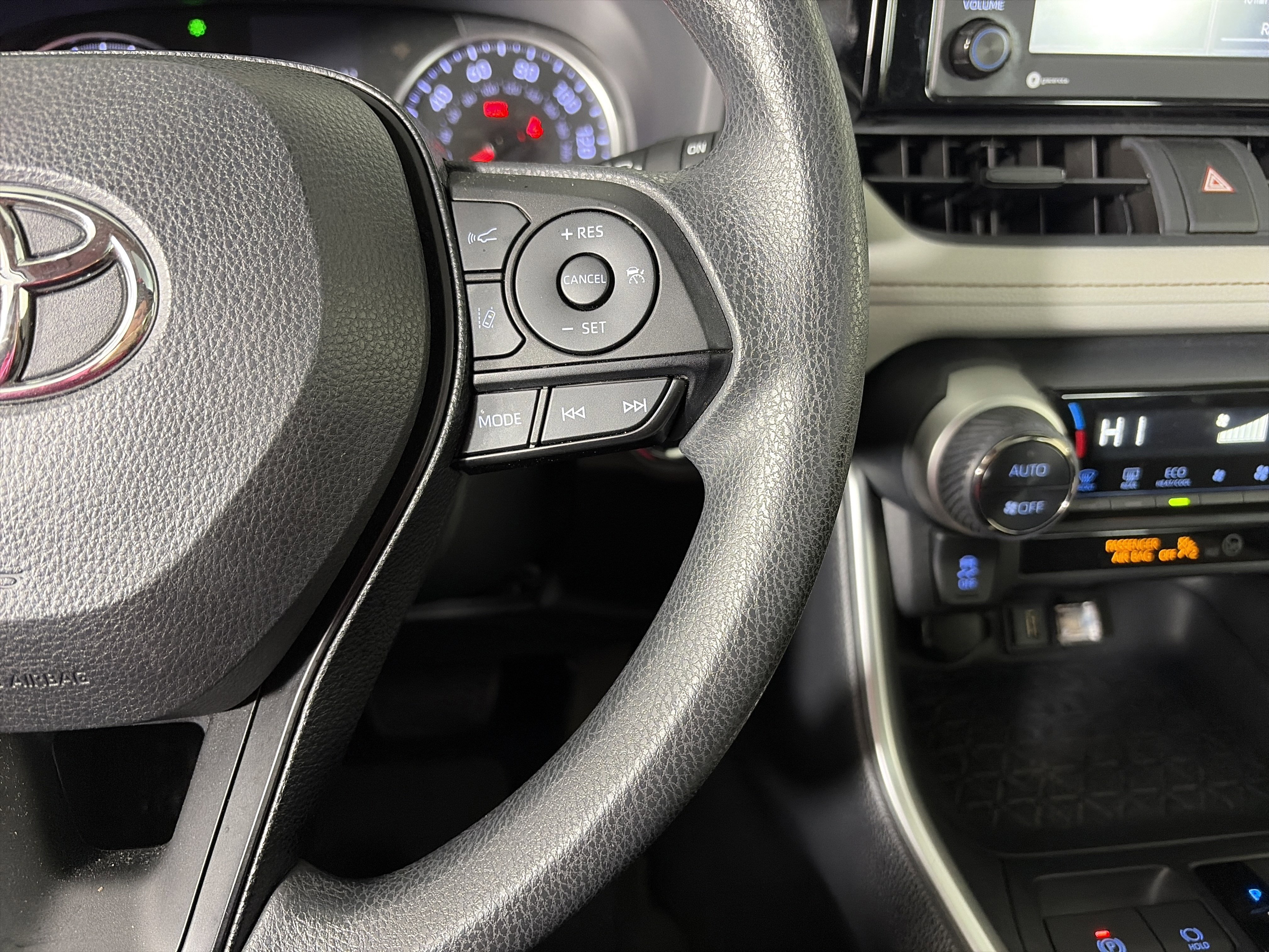 Used 2020 Toyota RAV4 XLE image 31