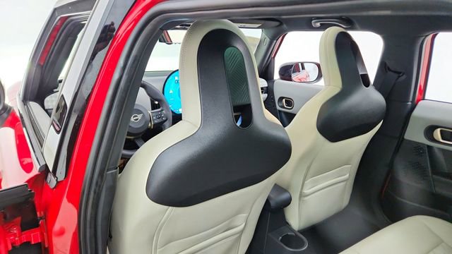 Used 2025 MINI Cooper 4-Door Hardtop image 30