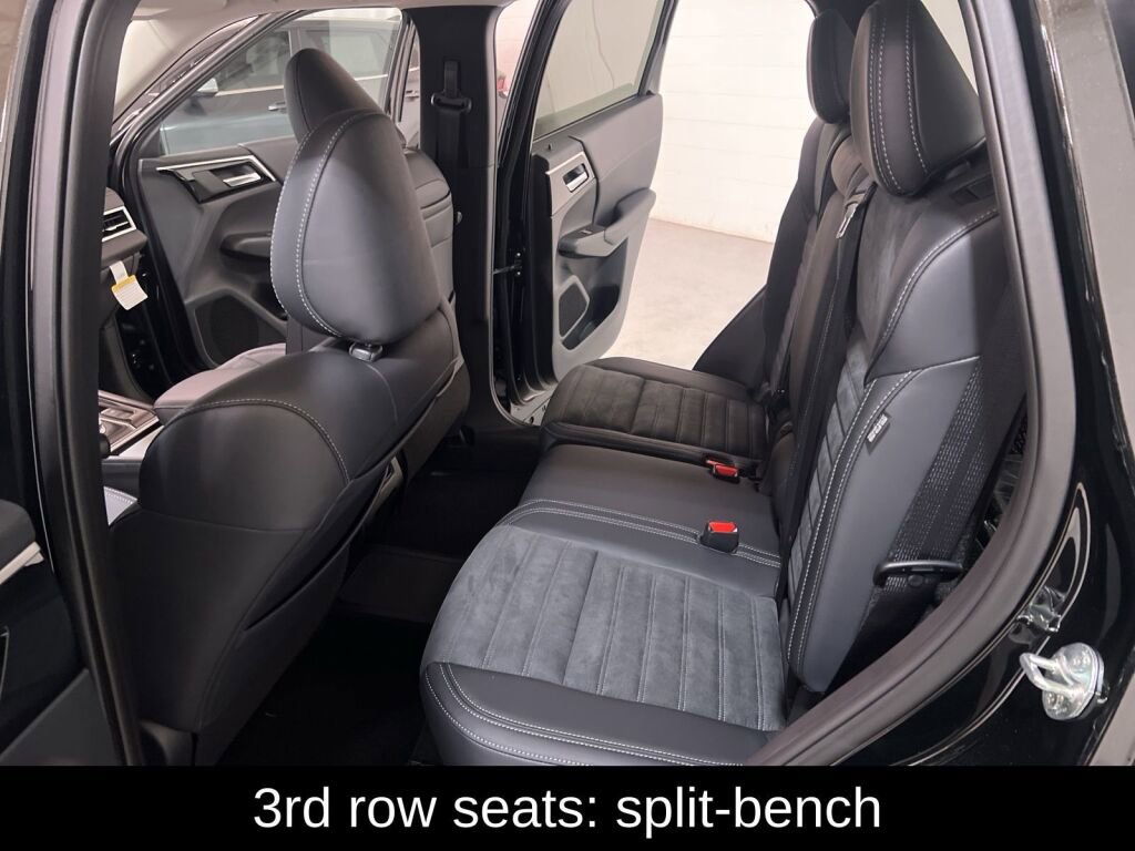 New 2025 Mitsubishi Outlander SE image 11