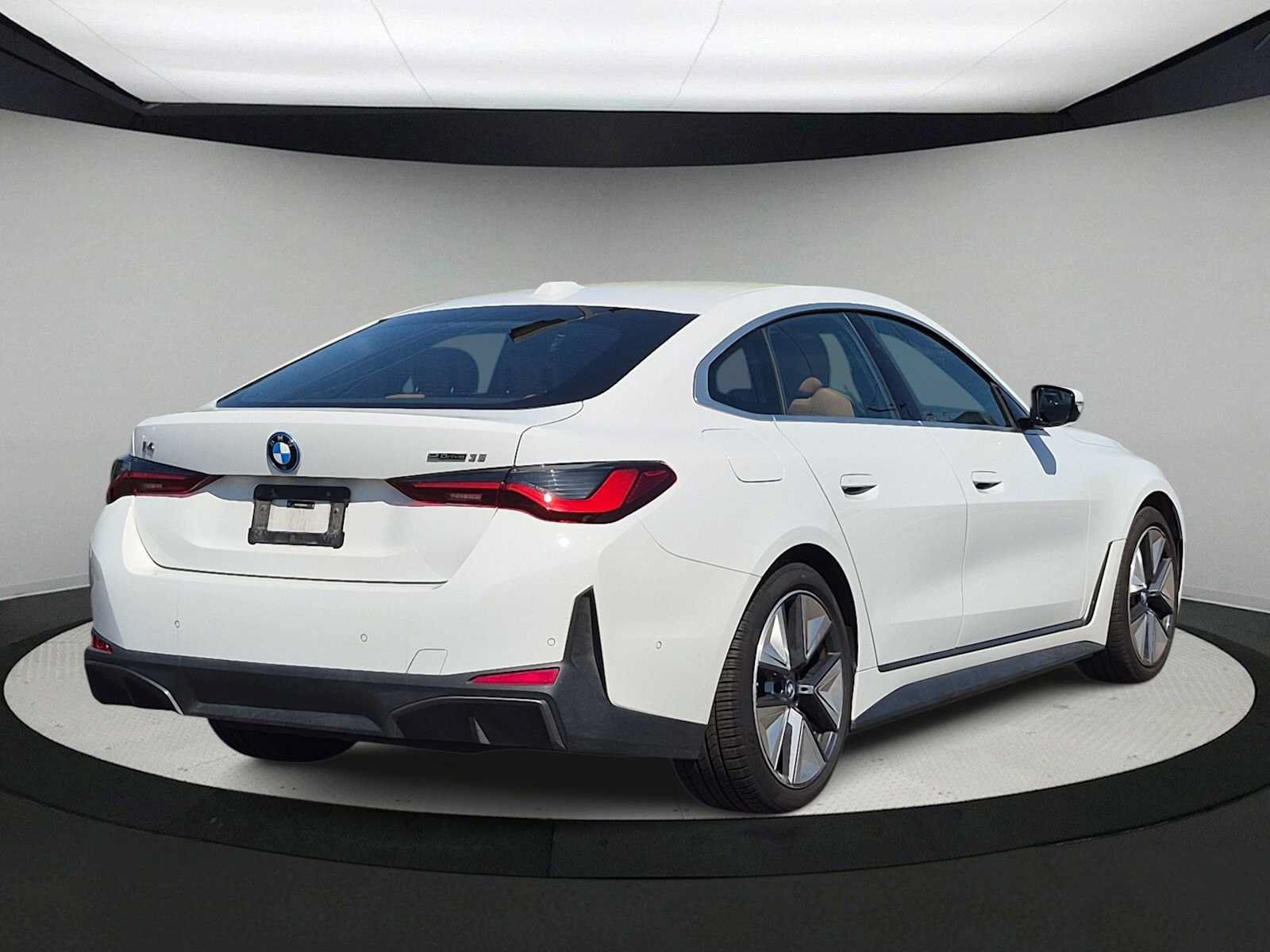 Used 2024 BMW i4 eDrive35 w/ Premium Package RWD image 8