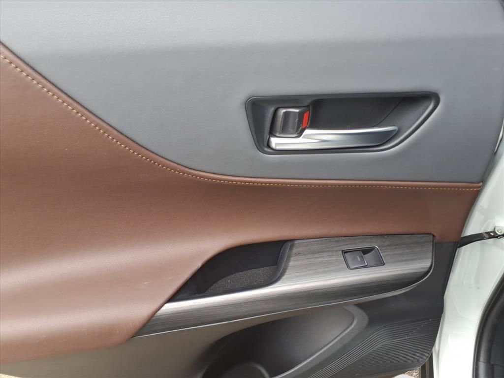 Used 2024 Toyota Venza XLE image 15
