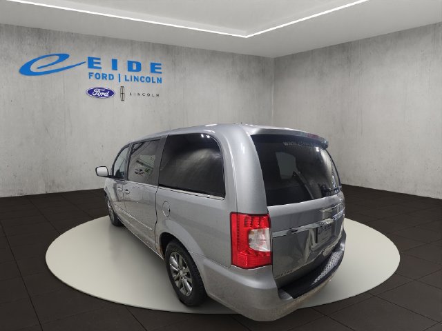 Used 2015 Chrysler Town & Country S FWD image 8