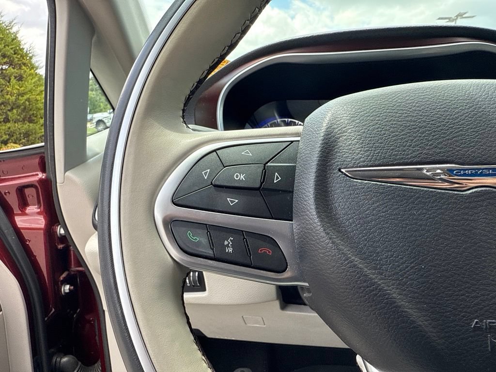 Used 2017 Chrysler Pacifica Limited w/ Tire & Wheel Group FWD image 9