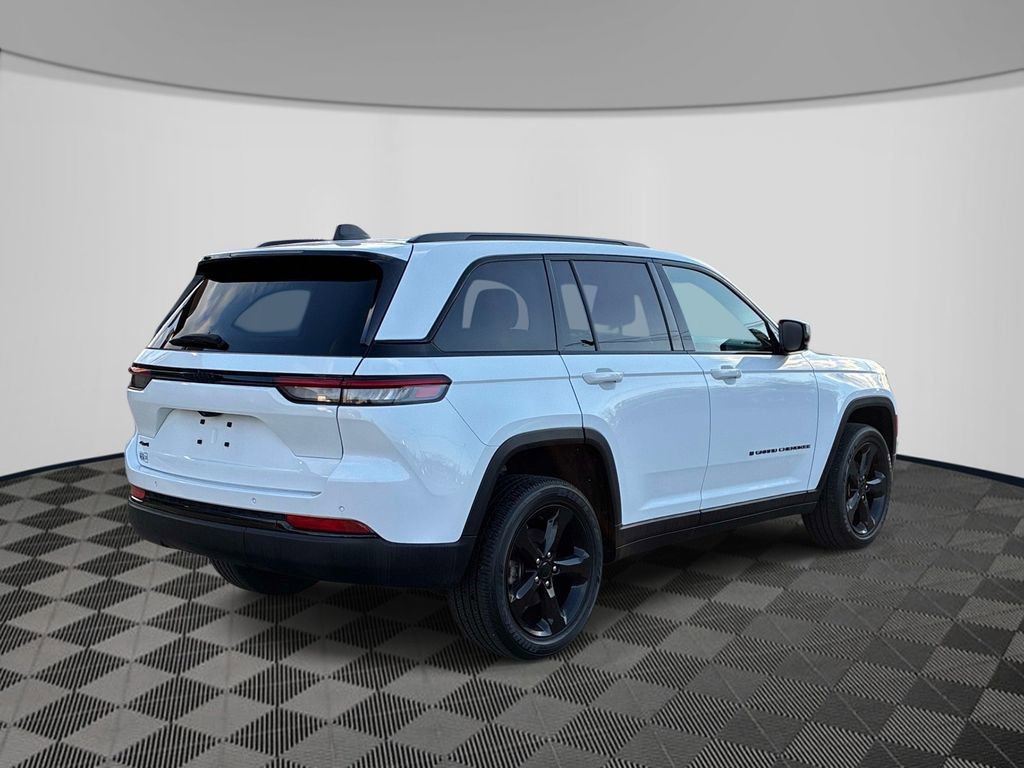 Used 2022 Jeep Grand Cherokee Altitude AWD/4WD image 7