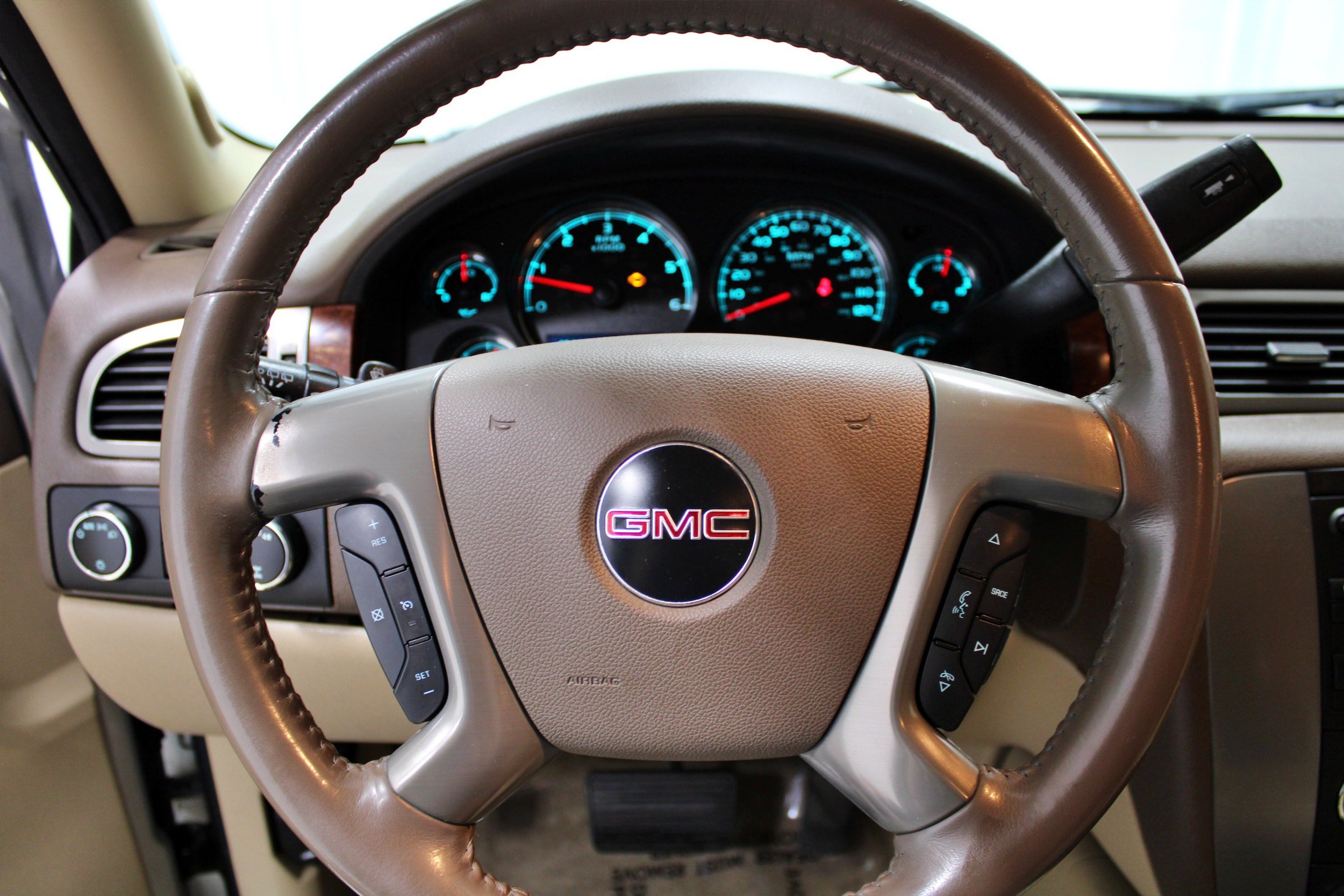 Used 2010 GMC Yukon SLT w/ SLT-2 Equipment Package AWD/4WD image 7