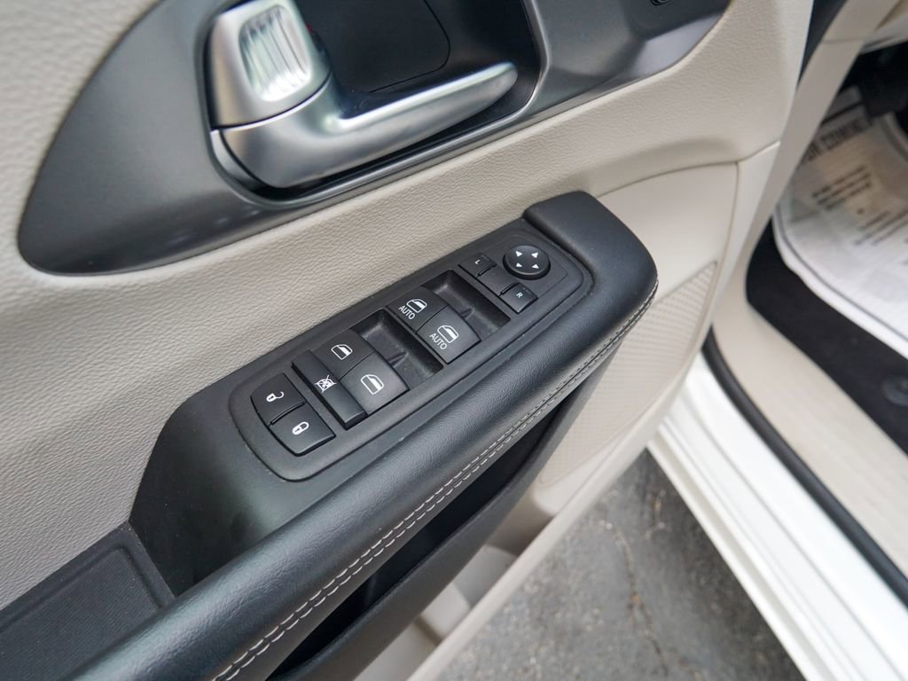 Used 2023 Chrysler Pacifica Touring-L FWD image 19
