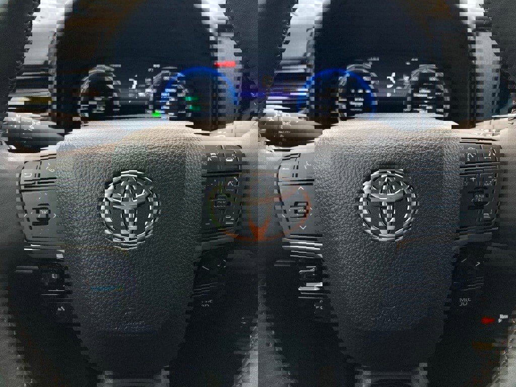 Used 2025 Toyota Camry XLE image 19