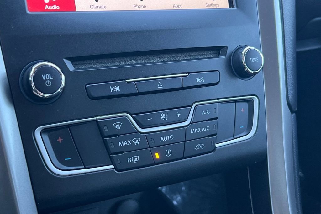 Used 2017 Ford Fusion SE w/ Fusion SE Technology Package image 22