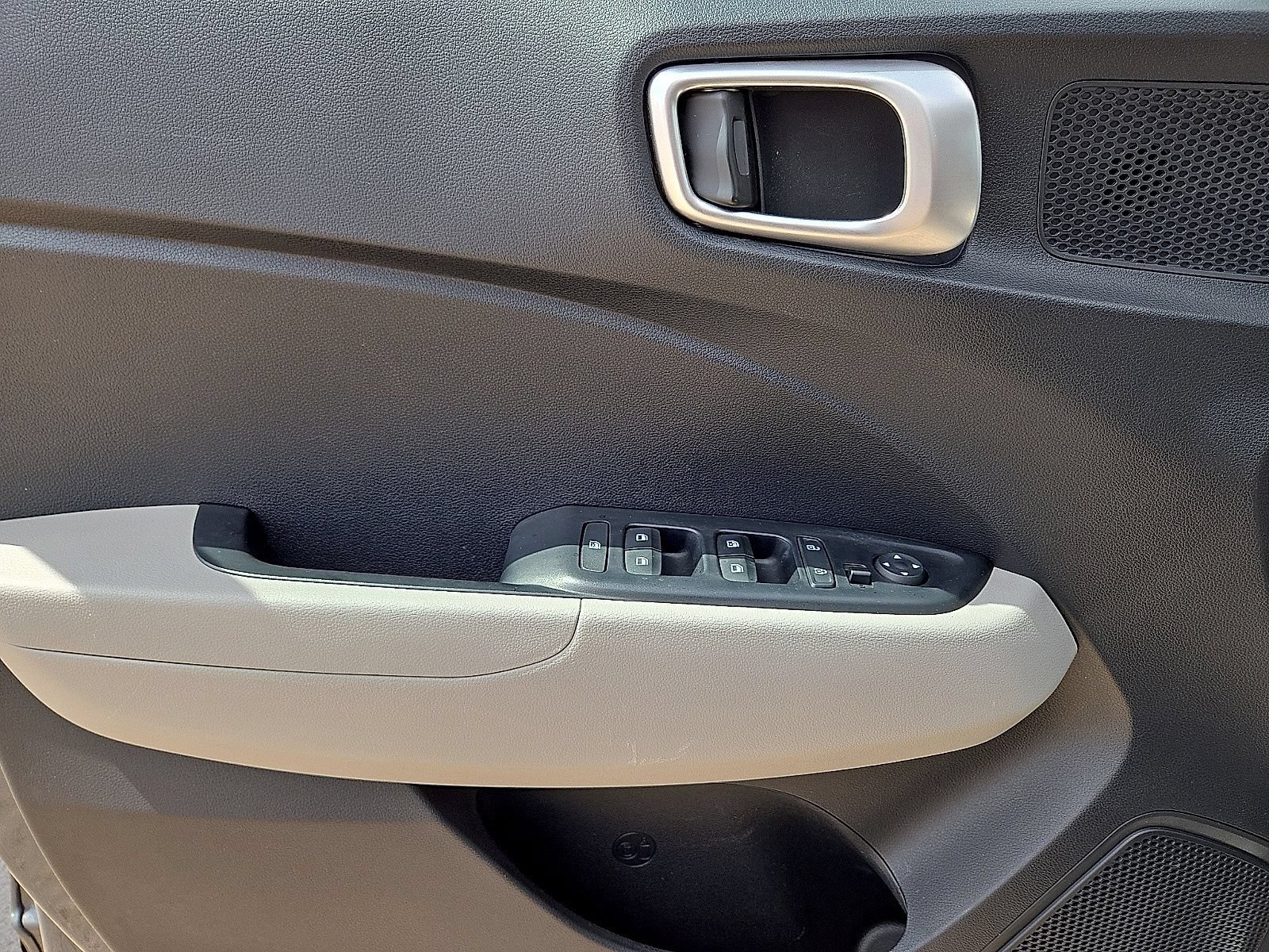 Used 2025 Hyundai Venue SEL FWD image 19