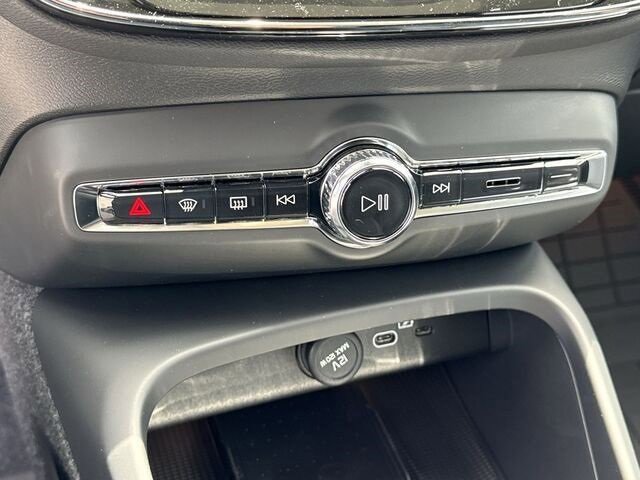 New 2024 Volvo XC40 B5 Plus w/ Climate Package image 15