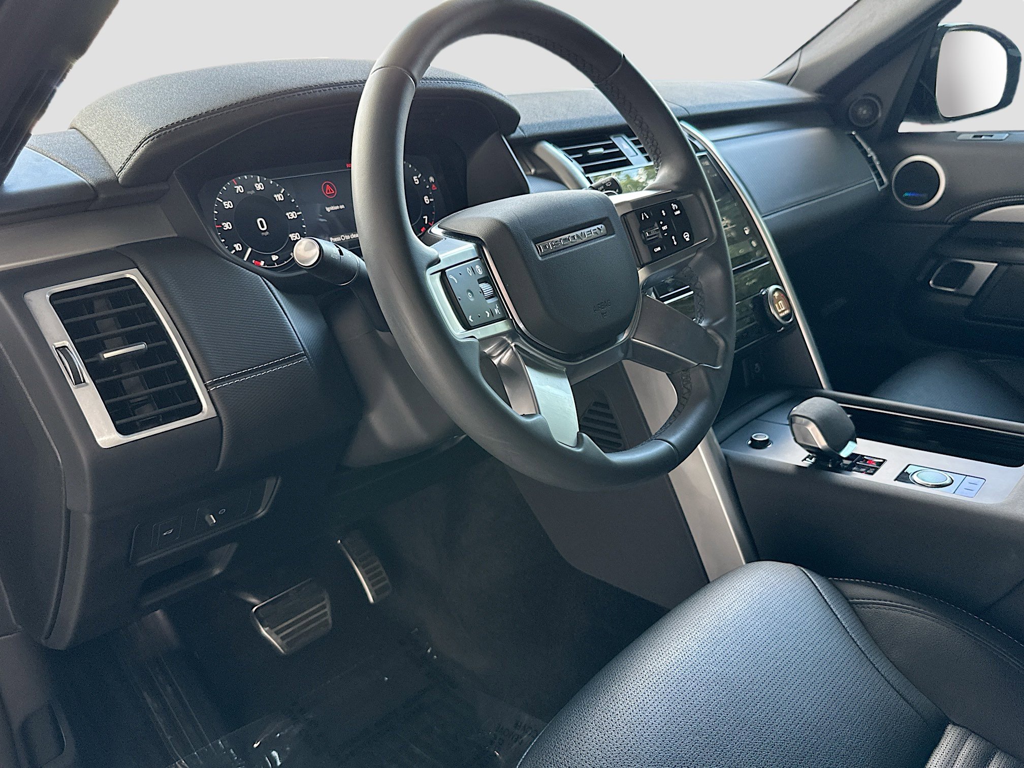 Used 2024 Land Rover Discovery Dynamic SE image 9