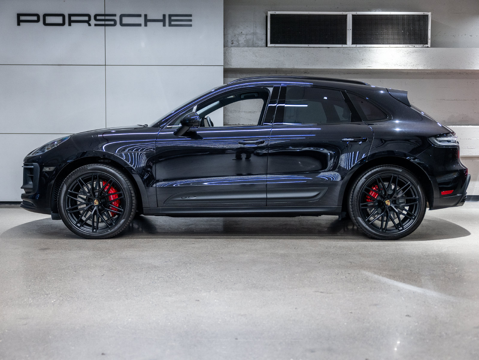 Certified 2024 Porsche Macan GTS AWD/4WD image 2