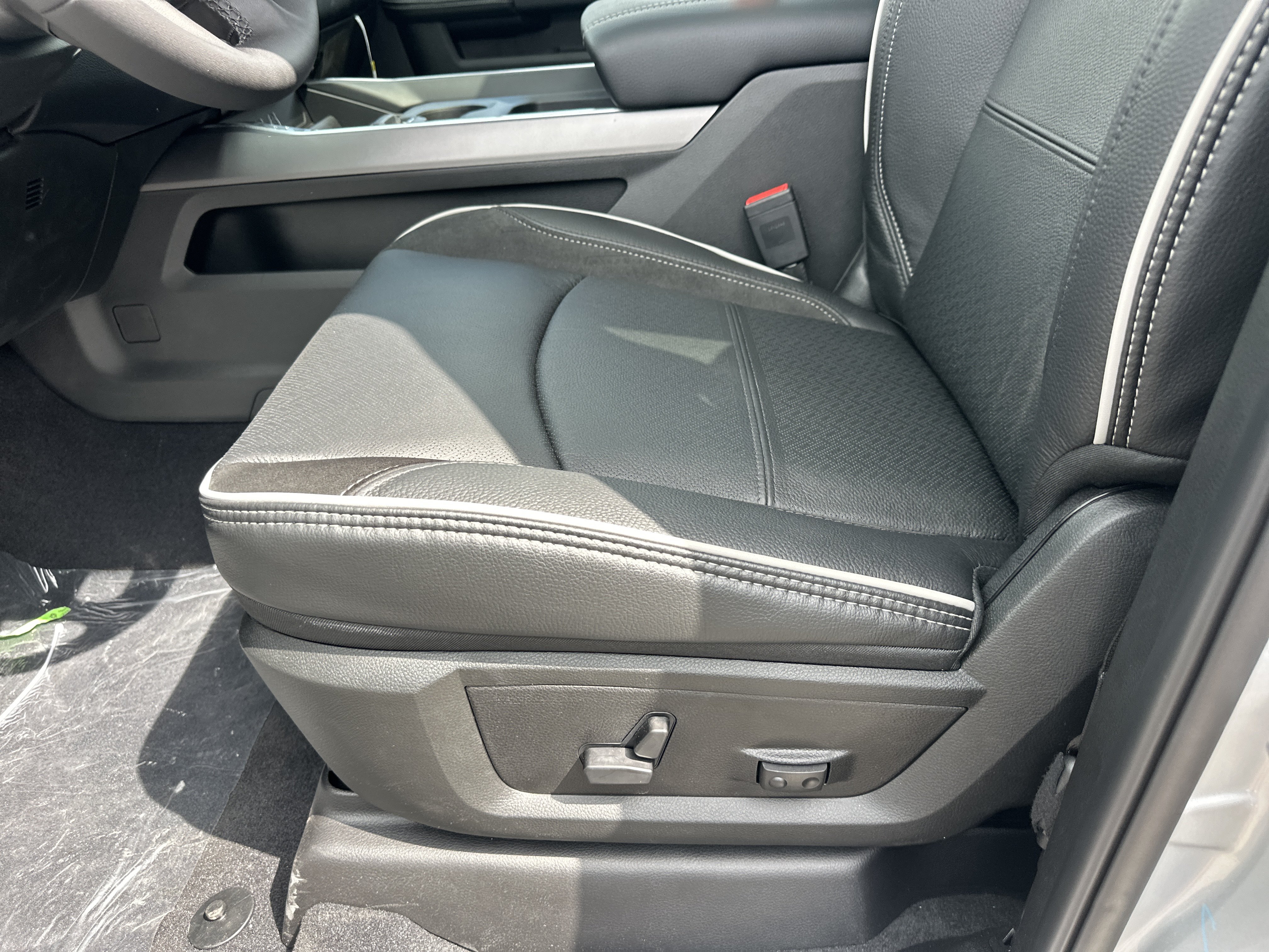 New 2026 RAM 2500 Laramie AWD/4WD image 30