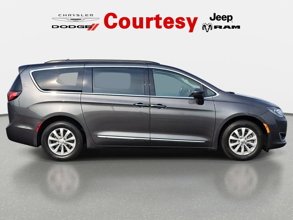 Used 2017 Chrysler Pacifica Touring-L FWD image 3